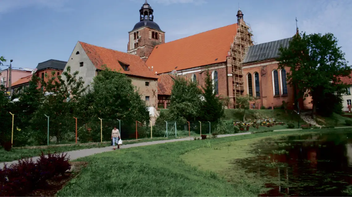 Widok na kosciół św. Anny od strony stawu miejskiego / fot. Jerzy Dziekoński / 