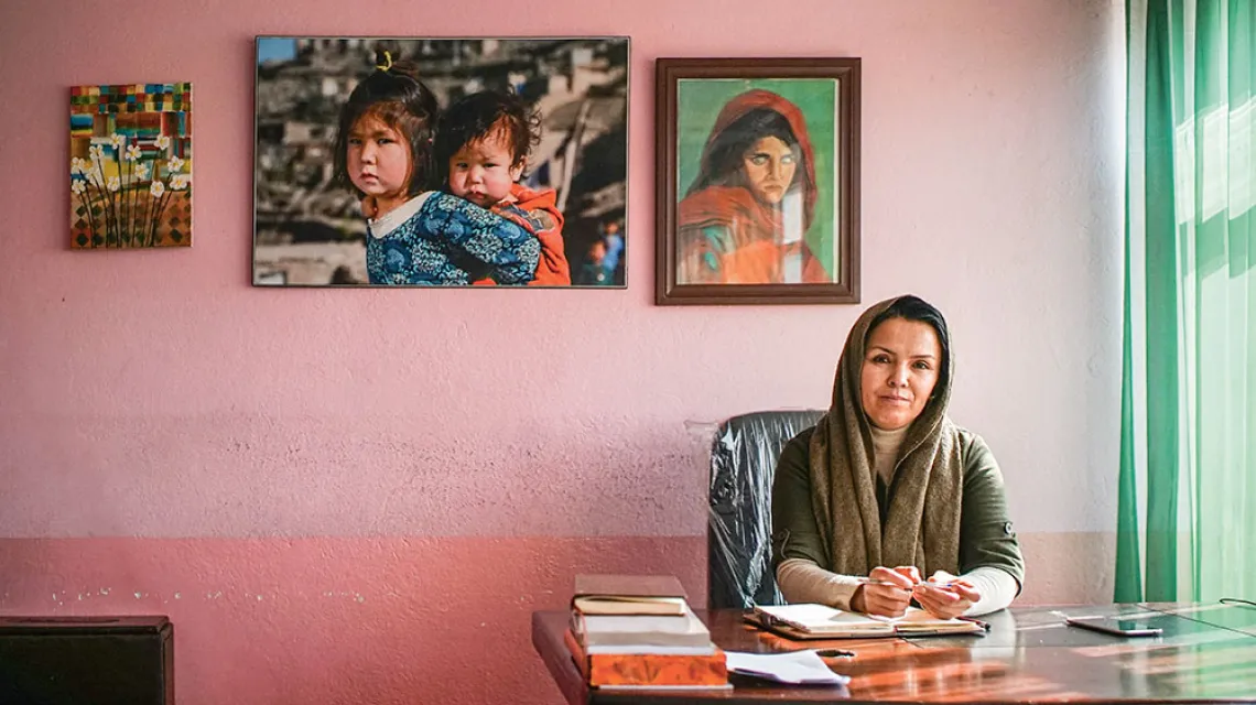 Pisarka Zahra Jagana. Jej debiutancka powieść „Światło popiołów” cieszyła się dużą popularnością wśród czytelników w Afganistanie. Kabul, 2019 r. / PAWEŁ PIENIĄŻEK