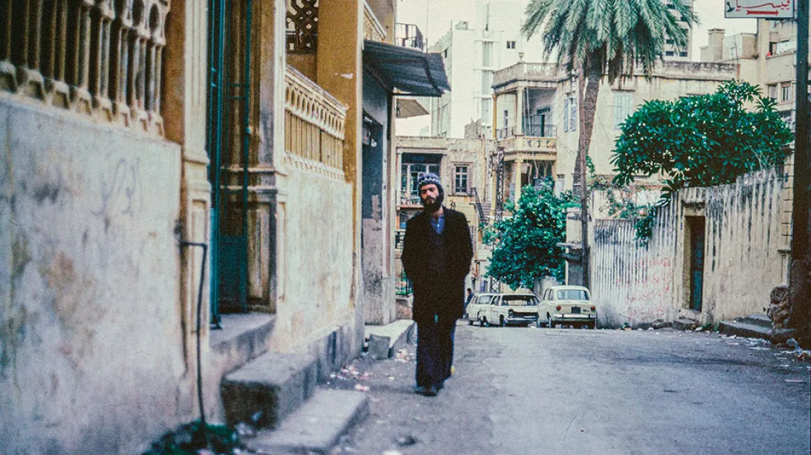 Obok: Ziad Rahbani i Issam Hajali podczas nagrywania debiutu zespołu Ferkat Al Ard. Bejrut, 1978 r. Po lewej: Issam Hajali na ulicach Bejrutu. Ok. 1978-79 r. / MATERIAŁY PRASOWE HABIBI FUNK