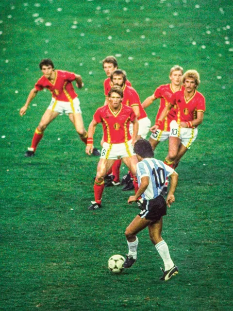 Maradona naprzeciw szóstki Belgów, Mistrzostwa Świata, Barcelona, 13 czerwca 1982 r. / STEVE POWELL /ALLSPORT / GETTY IMAGES