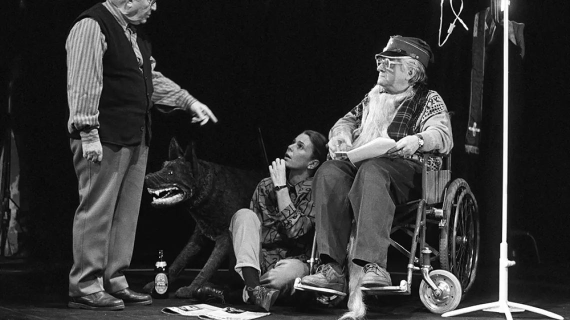 Inscenizacja „Kartoteki rozrzuconej”, Teatr Kameralny, Wrocław 1992 r. Tadeusz Różewicz, Elżbieta Czaplińska i Igor Przegrodzki / ADAM HAWAŁEJ