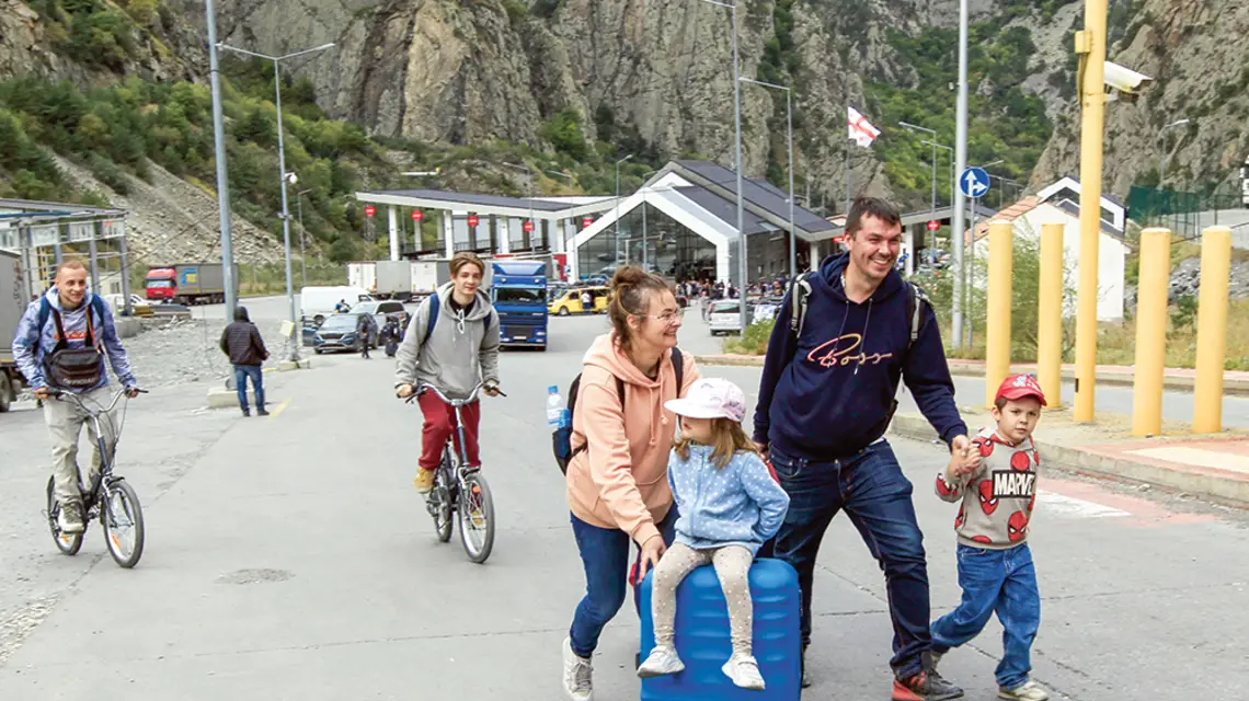 Samochodami, pieszo i na rowerach: Rosjanie przekraczają granicę z Gruzją w miejscowości Wierchnij Łars, 28 września 2022 r. / SHAKH AIVAZOV / AP / EAST NEWS