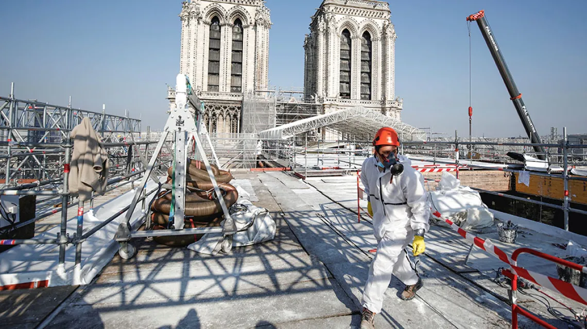 Od ponad dwóch lat trwają prace remontowe po pożarze katedry Notre Dame. Paryż, 15 kwietnia 2021 r. / BENOIT TESSIER / AP