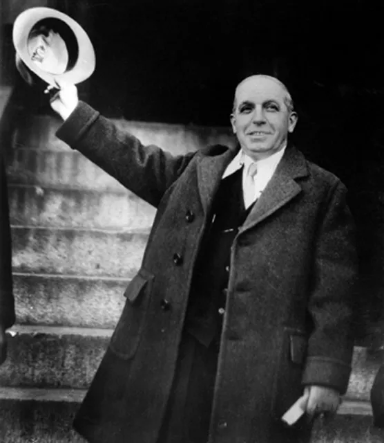 Charles Ponzi, twórca jednej z pierwszych piramid finansowych, opuszcza więzienie w Chicago. 14 lutego 1934 r. /fot. Betmann/Corbis / 