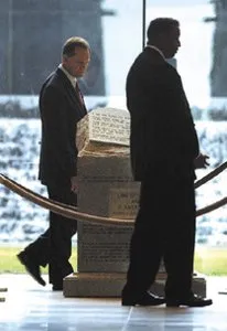 Sędzia Roy Moore (z lewej) przy obelisku z tablicami Dziesięciu Przykazań / 
