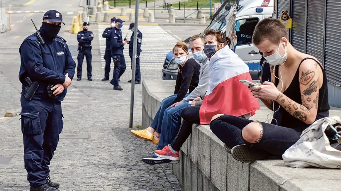 W oczekiwaniu na nielegalny pochód pierwszomajowy w Warszawie, 1 maja 2020 r. / PRZEMEK WIERZCHOWSKI / REPORTER