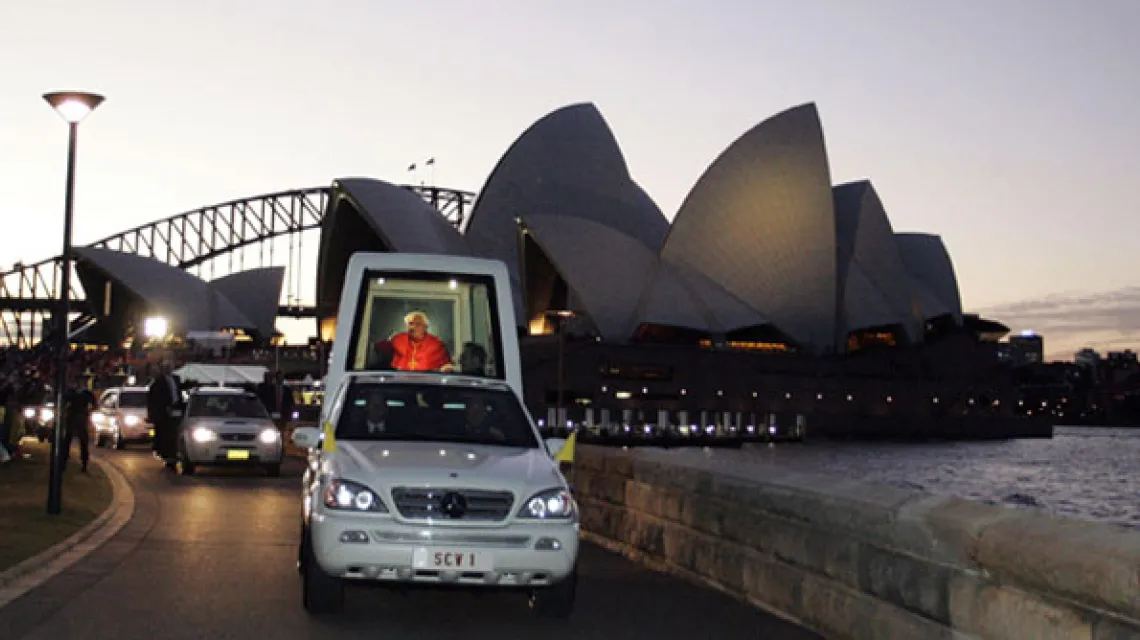 Światowe Dni Młodzieży 2008 - oficjalne rozpoczęcie: Papież witany w Sydney, w tle słynny gmach opery /fot. KNA-Bild / 