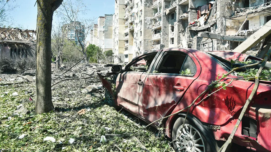 Drzewa pozbawione liści po rosyjskim ataku rakietowym. Serhijiwka w obwodzie odeskim, 1 lipca 2022 r. / MAKSYM VOITENKO / ANADOLU AGENCY / GETTY IMAGES
