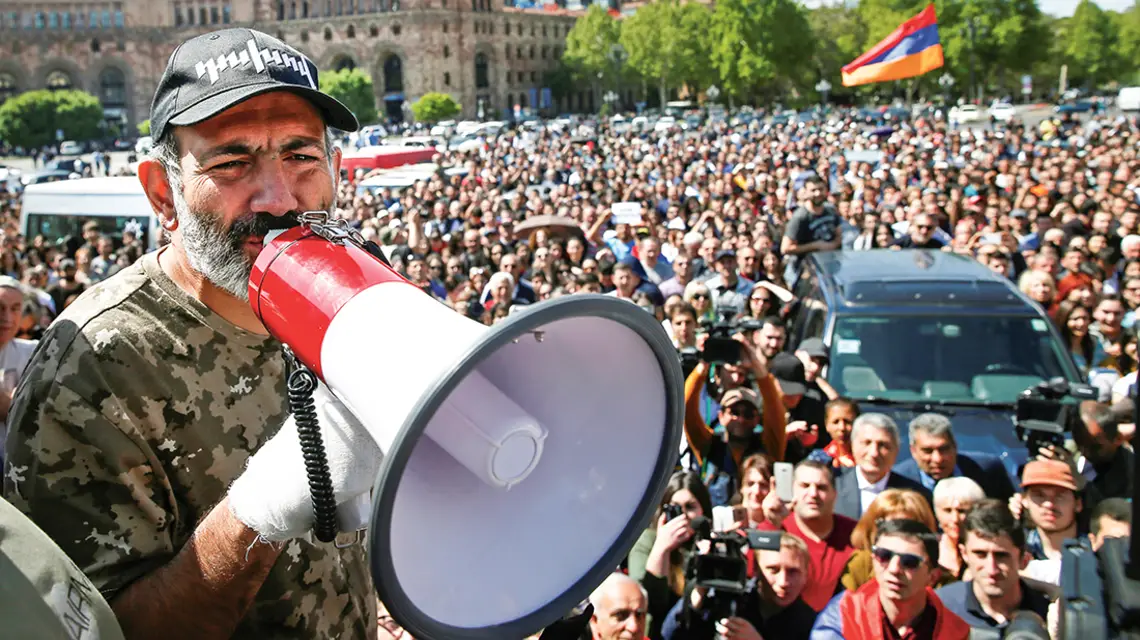 Nowy premier Armenii Nikol Paszinian, tutaj jeszcze jako lider protestów na wiecu w Erywaniu, 25 kwietnia 2018 r. / GLEB GARANICH / REUTERS / FORUM