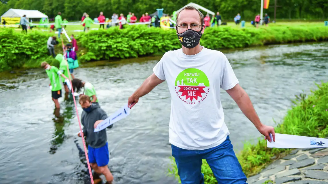 Wspólny protest polskich, czeskich i niemieckich ekologów przeciwko planom rozbudowy kopalni węgla brunatnego Turów w miejscu styku trzech granic nad Nysą Łużycką, sierpień 2020 r. / VIT CERNY / CTK PHOTO / PAP