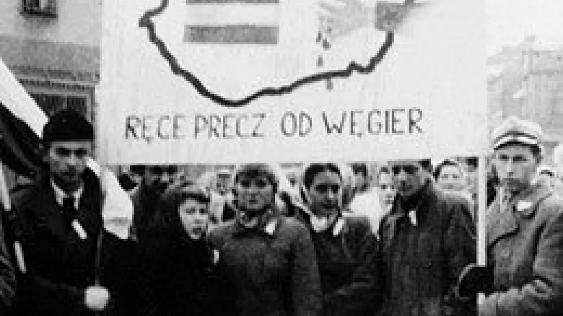 Olsztyn, 30 października 1956 r.: demonstracja solidarności z Węgrami. Transparent na zdjęciu wykonał Janusz Kowalski / 