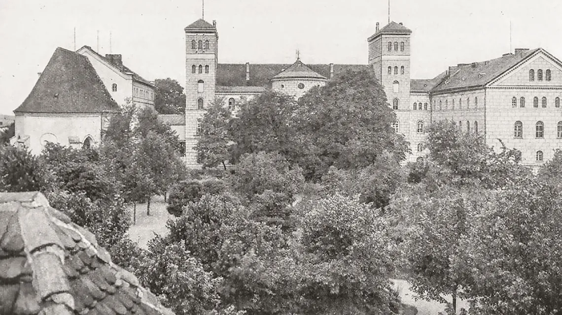 Poklasztorne budynki zaadaptowane na szpital psychiatryczny, Kościan, 1910 r. / WIKIPEDIA.ORG