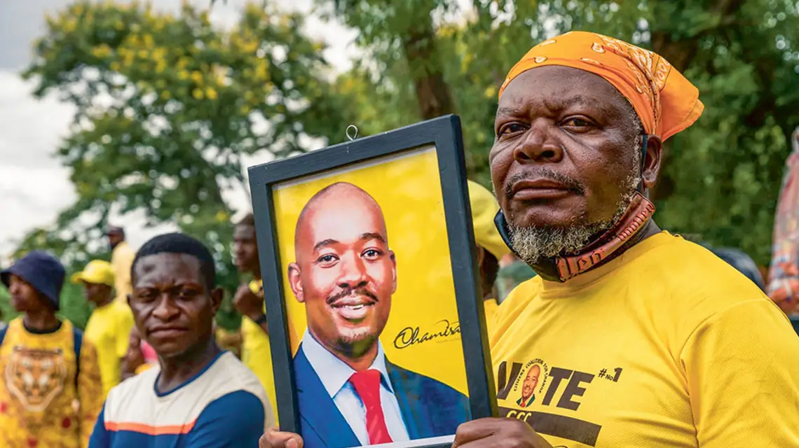 Sukces zambijskiej opozycji daje nadzieję na podobną zmianę w sąsiednich krajach. Na zdjęciu: zwolennicy Nelsona Chamisy, kandydata na prezydenta Zimbabwe, na wiecu wyborczym w stołecznym Harare, 20 lutego 2022 r. / JEKESAI NJIKIZANA / AFP / EAST NEWS