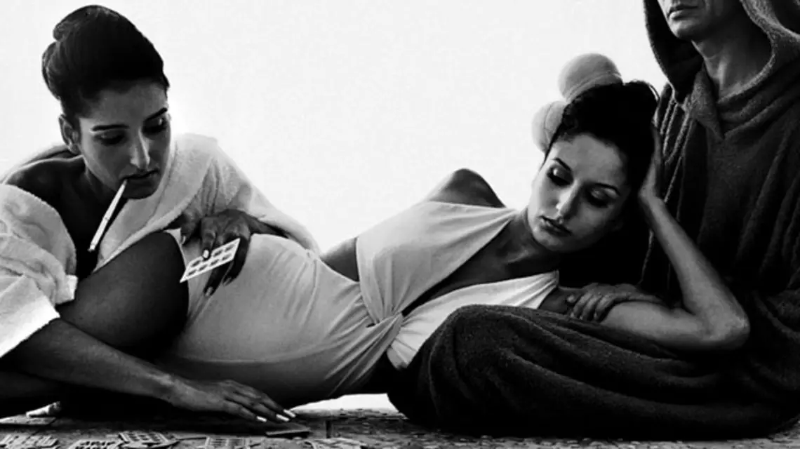 Naty Abascal i Ana-Maria Abascal w kostiumach kąpielowych Brigance, Ibiza, wrzesień 1964 r. /fot. (C) 2009 The Richard Avedon Foundation / 
