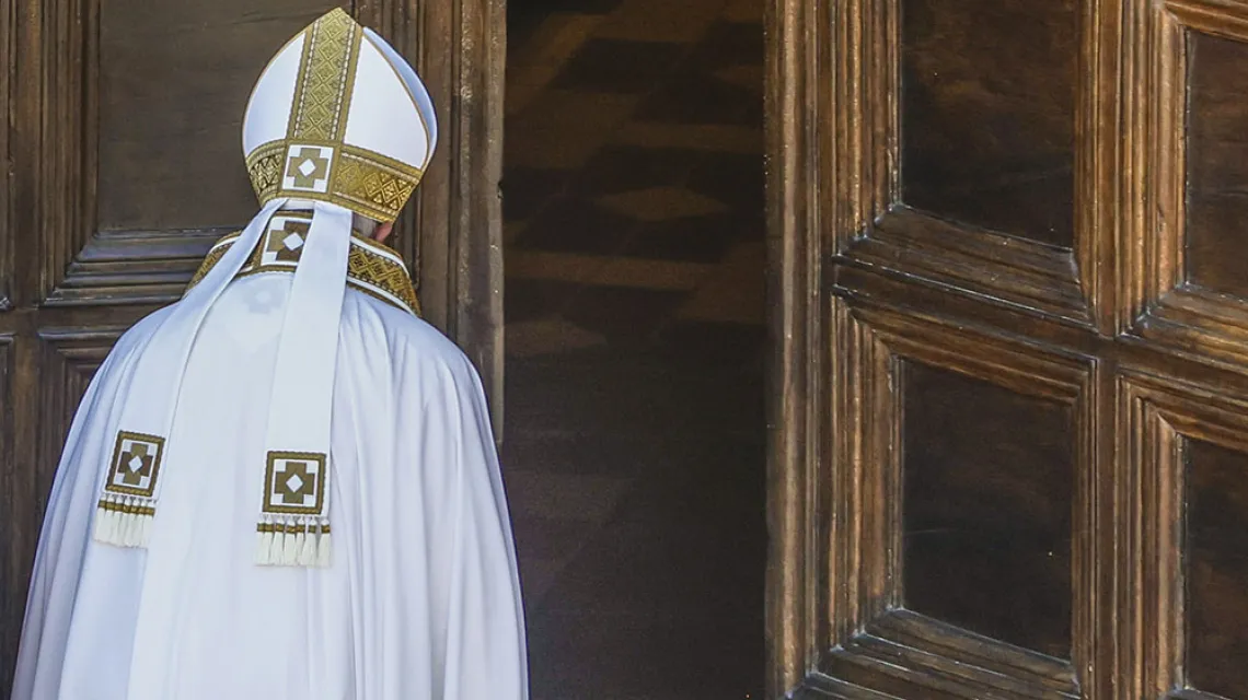Papież Franciszek otwiera Święte Drzwi w bazylice Collemaggio. L’Aquila, Włochy, 28 sierpnia 2022 r. / FOT. / RICCARDO DE LUCA / AP / EAST NEWS