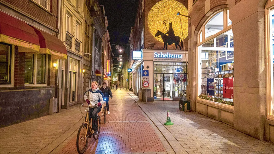 Pierwszy dzień częściowego lockdownu w Holandii – po godz. 17. zamykane są sklepy, kawiarnie, instytucje kultury i rozrywki. Amsterdam, 28 listopada 2021 r. / FOT. Evert Elzinga / EPA / PAP / 