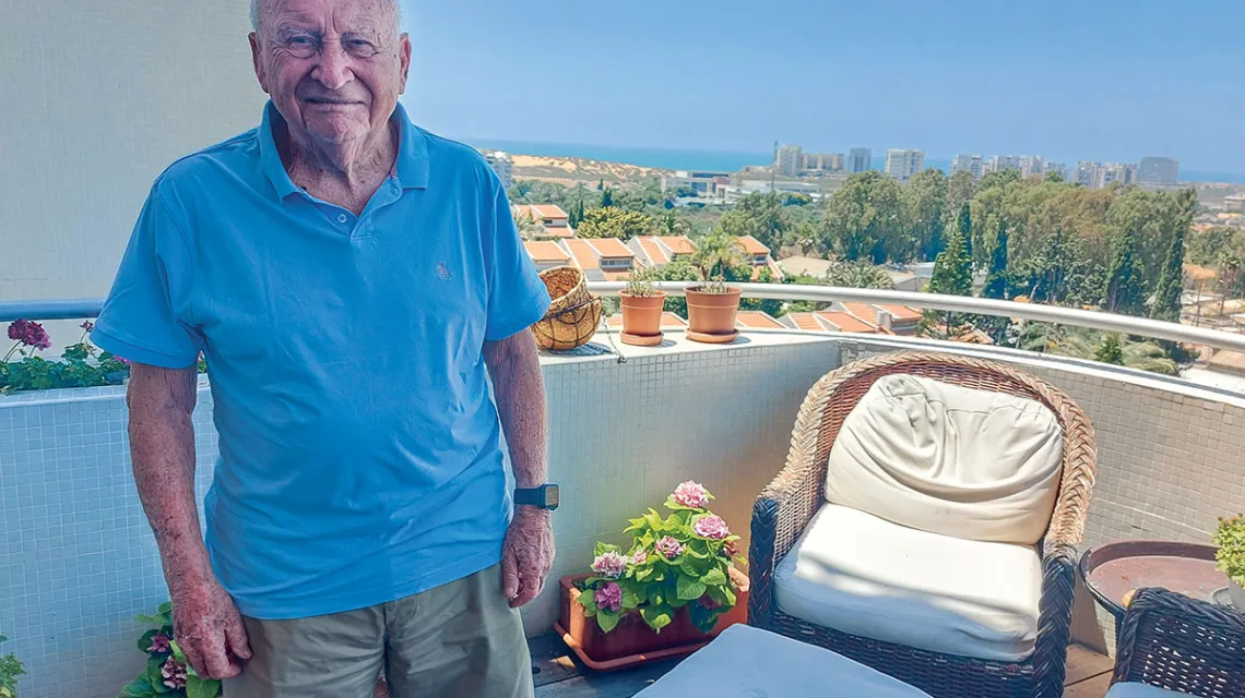 Stanisław Aronson na balkonie swojego mieszkania w Tel Awiwie, lipiec 2021 r.  / FOT. KAROLINA PRZEWROCKA-ADERET / 