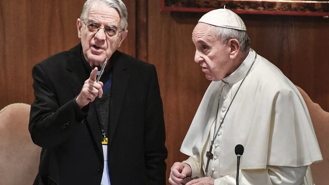 Papież Franciszek i o. Federico Lombardi, moderator szczytu, 21 lutego 2019 r. / Fot. Vincenzo PINTO / AFP / EAST NEWS  / 