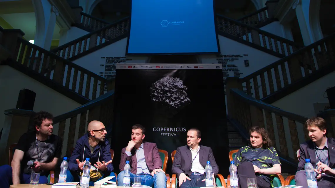 Od lewej: Bartłomiej Kucharzyk, Michał Okoński, Tomasz Pasieczny, Rafał Ulatowski, Rafał Stec i Łukasz Kwiatek. Debata pt. Messi kontra Ronaldo, Festiwal Kopernika, 22 maja 2015 r. / / fot. Kamila Buturla / TP