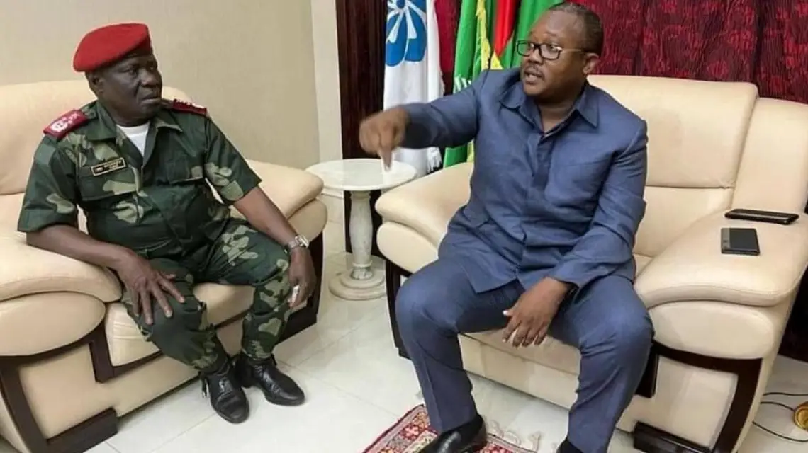 Zdjęcie opublikowane na oficjalnym profilu prezydenta Gwinei Bissau, Umaro Sissoco Embalo (w okularach), na Facebooku 1 lutego 2022 roku z podpisem „Spokój wraca do Bissau!” / 