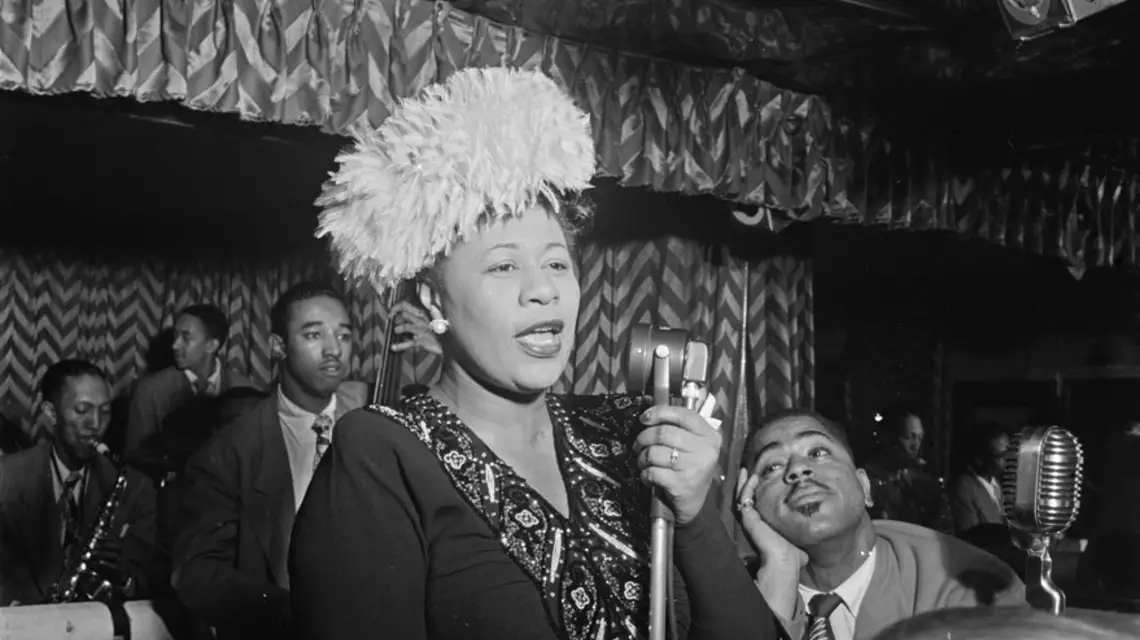 Ella Fitzgerald w otoczeniu Dizzy'ego Gillespie, Raya Browna, Milta Jacksona i Timmiego Rosenkrantza w nowojorskim klubie Downbeat, wrzesień 19 47 r. Fot. William P. Gottlieb 