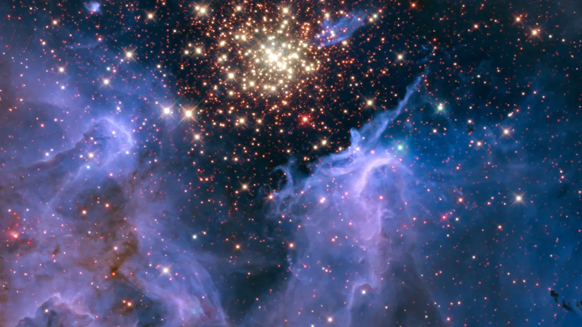 Sfotografowana przez teleskop Hubble'a gromada masywnych gwiazd otoczona mgławicą i gazem międzygwiezdnym, znajdująca się w gwiazdozbiorze Kila 20 tys. lat świetlnych od Ziemi. Takie obiekty są jednym ze źródeł promieniowania kosmicznego / fot. NASA