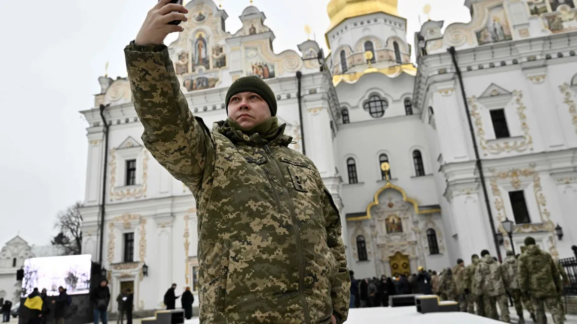 Żołnierze ukraińscy idą na bożonarodzeniowe nabożeństwo do katedry Wniebowzięcia w Ławrze Peczersko-Kijowskiej, 7 stycznia 2023 r. Fot. GENYA SAVILOV / AFP / East News / 