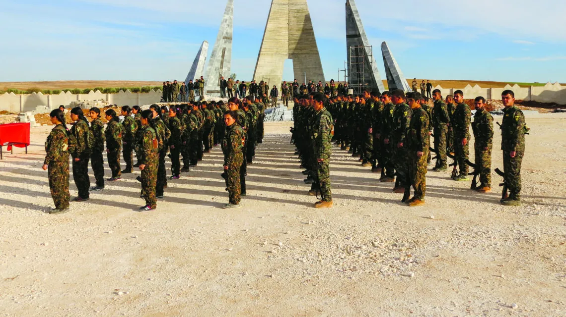 Kurdyjska uroczystość wojskowa na cmentarzu poległych żołnierzy.  / Fot. Witold Repetowicz 