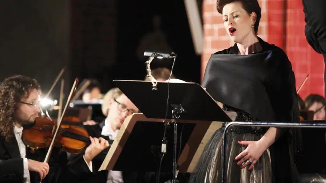 Ewa Vesin oraz Orkiestra Symfoniczna Filharmonii Wrocławskiej pod dyrekcją Marka Pijarowskiego / fot. Grzegorz Kwolek / Ośrodek Pamięć i Przyszłość