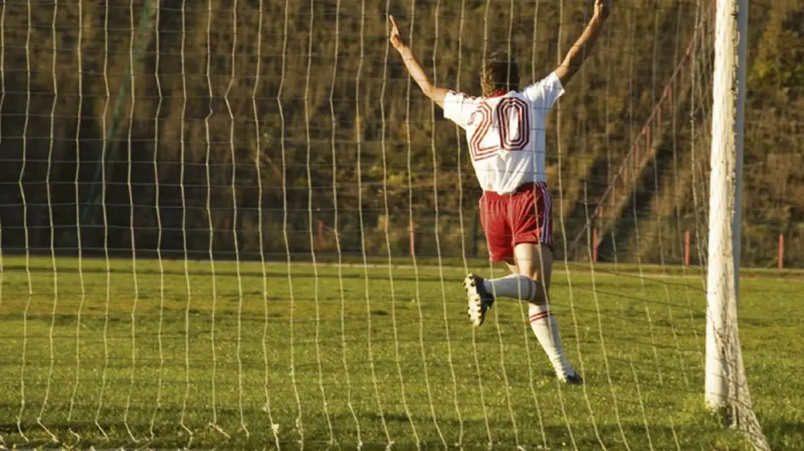 „Boniek!” – Massimo Furlan odtwarza mecz Polska–Belgia do komentarza Tomasza Zimocha. Finisaż Stadionu X-lecia (2007) / fot. Mikołaj Długosz / Fundacja Laury Palmer / Fundacja Nowej Kultury Bęc Zmiana