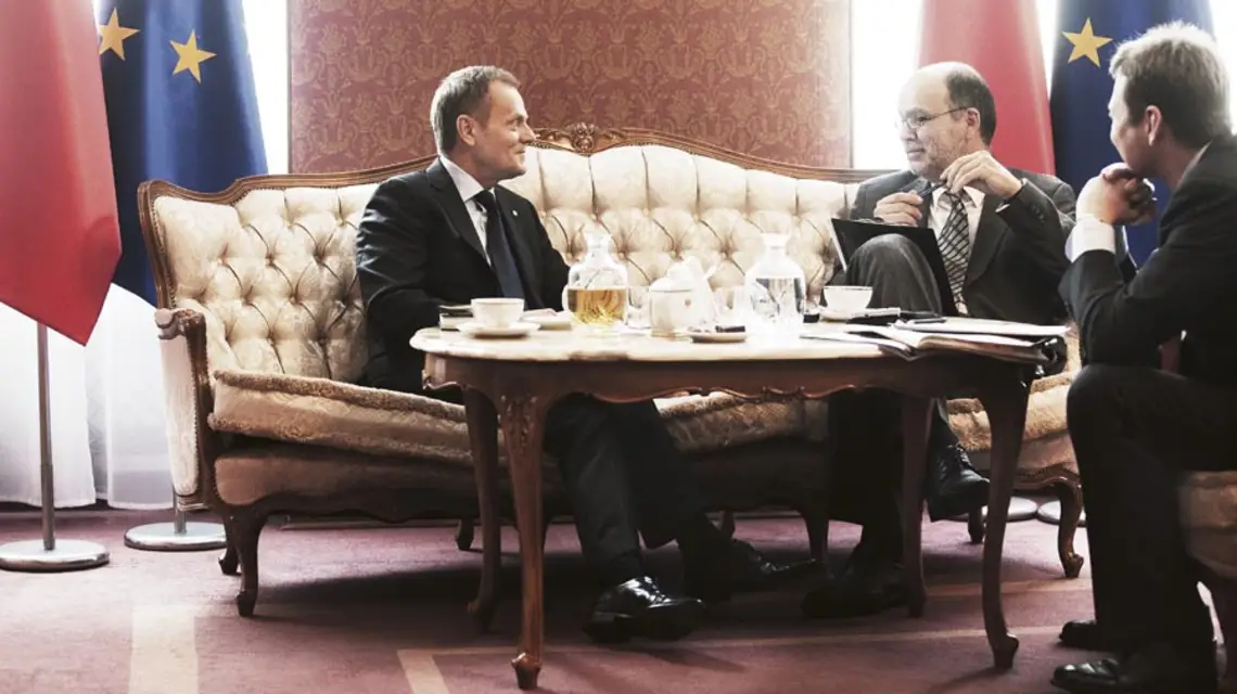 Premier i dziennikarze "Tygodnika Powszechnego" w saloniku szefa Rady Ministrów, Warszawa, 12 czerwca 2012 r. / fot. Grażyna Makara