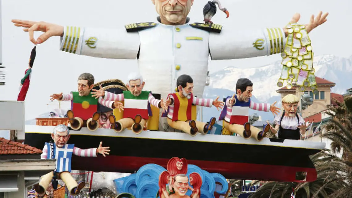 Szef Europejskiego Banku Centralnego Mario Draghi oraz liderzy państw Unii przedstawienia podczas karnawału w Viareggio. 5 lutego 2012 r. / fot. Fabio Muzzi / AFP / East News