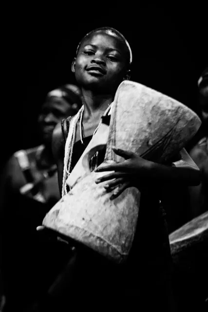 Tanzański zespół Ndagwa kultywuje plemienne tradycje przez muzykę i taniec / fot. Sławek Przerwa / Brave Festival