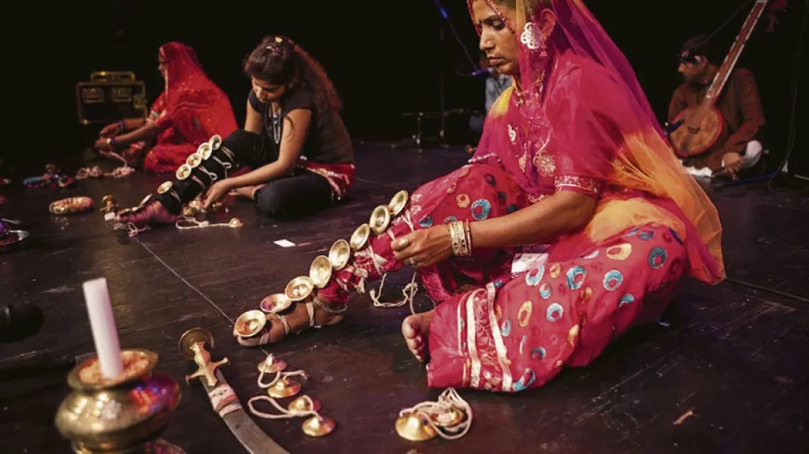 Artystki zespołu Terah Tali z Radżastanu przygotowują się do tradycyjnego religijnego tańca, podczas którego obwieszone są trzynastoma mosiężnymi "talerzykami" / fot. Sławek Przerwa / Brave Festival