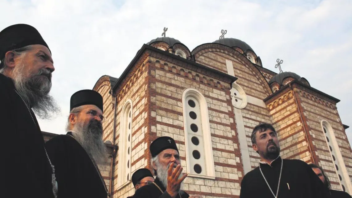 Zwierzchnik serbskiego prawosławia patriarcha Irinej (w środku). Kosowska Mitrowica, wrzesień 2011 r. / fot. AFP / East News