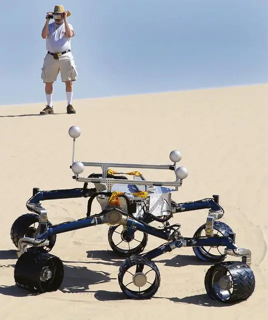 Testy modelu marsjańskiego łazika Curiosity na wydmach nieopodal Baker w Kalifornii. Maj 2012 r. / Fot. Gene Blevins / Polaris / East News