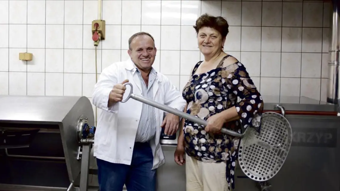 Stanisław Mądry z żoną Anną w swojej masarni. Nowa Wieś Szlachecka k. Liszek, lipiec 2012 r. / Fot. Joanna Grochocka