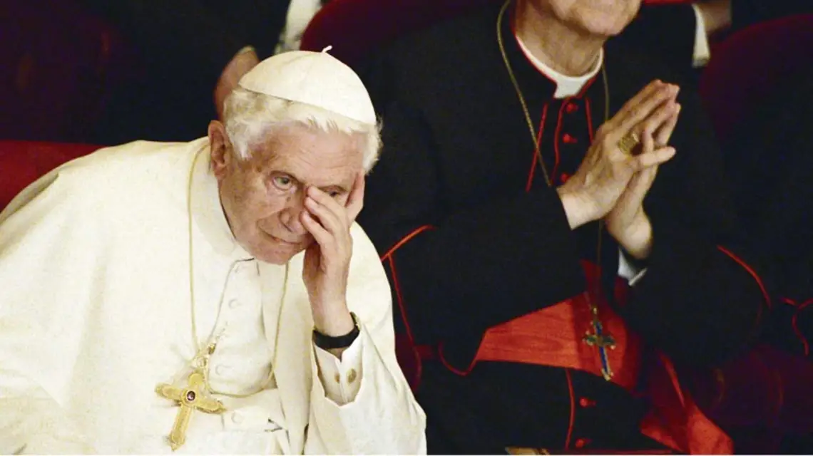 Benedykt XVI i sekretarz stanu kard. Tarcisio Bertone w La Scali. Orkiestra pod dyrekcją Daniela Barenboima gra IX Symfonię Beethovena. Mediolan, 1 czerwca 2012 r. / Fot. Daniel Dal Zennaro / AFP / East News
