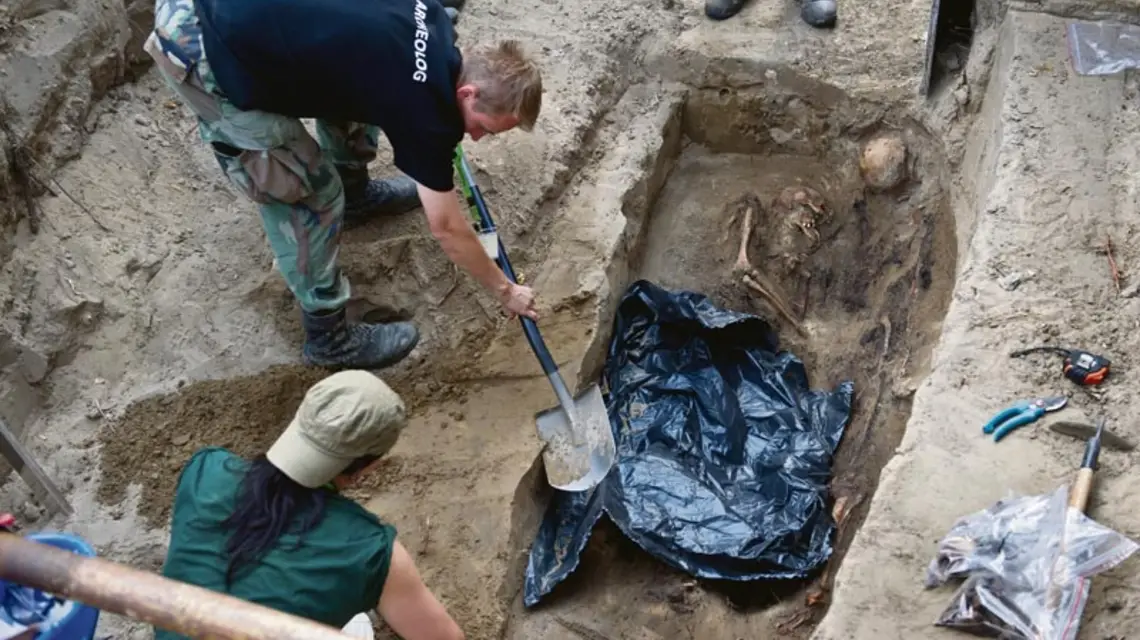 Poszukiwanie szczątków żołnierzy podziemia, zamordowanych po 1945 r. i pochowanych anonimowo na Powązkach, 2 sierpnia 2012 r. / Fot. Bartosz Krupa / East News