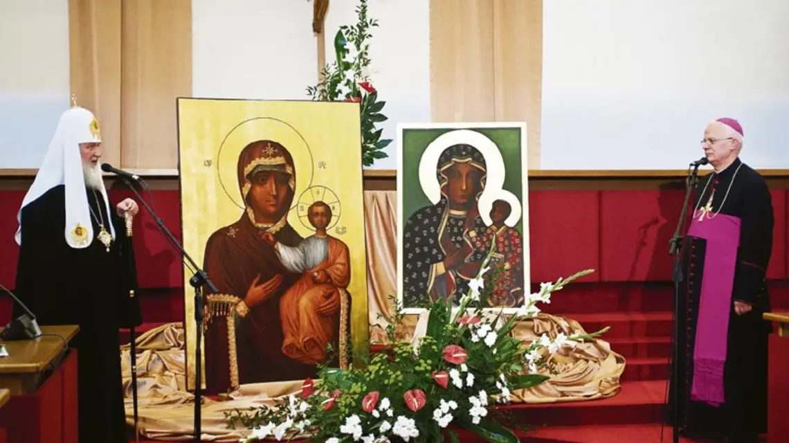 Patriarcha Cyryl i abp Józef Michalik podczas przekazania ikon Matki Boskiej Smoleńskiej, Warszawa, 16 sierpnia 2012 r. / Fot. Tomasz Urbanek / EAST NEWS