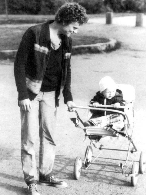 Donald Tusk z synem, lata 80. XX w. / Fot. Archiwum Rodzinne / KFP