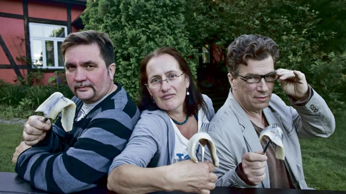 Od lewej: Jaśko Pawłowski, Barbara i Ludwik Brzuskiewiczowie. Suleczyno na Kaszubach, lipiec 2012 r. / Fot. Łukasz Głowala