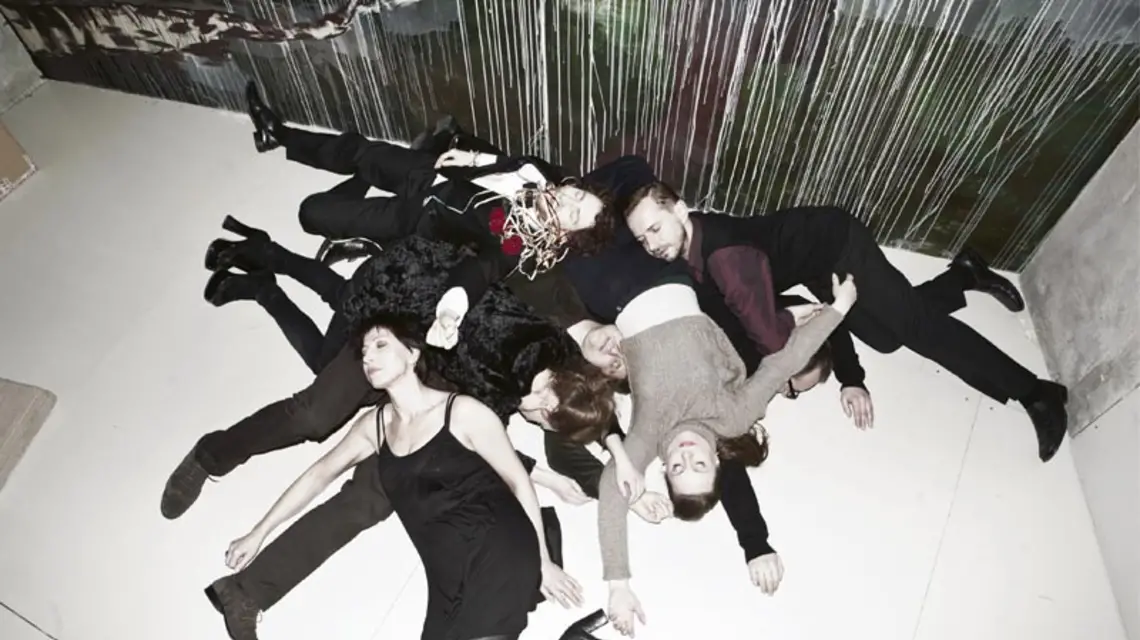 Współczesna interpretacja „Zbrodni i kary” Dostojewskiego, czyli spektakl „Kto zabił Alonę Iwanowną?” Michała Kmiecika w Teatrze Dramatycznym w Warszawie. / Fot. Tomasz Dubiel / Teatr Dramatyczny