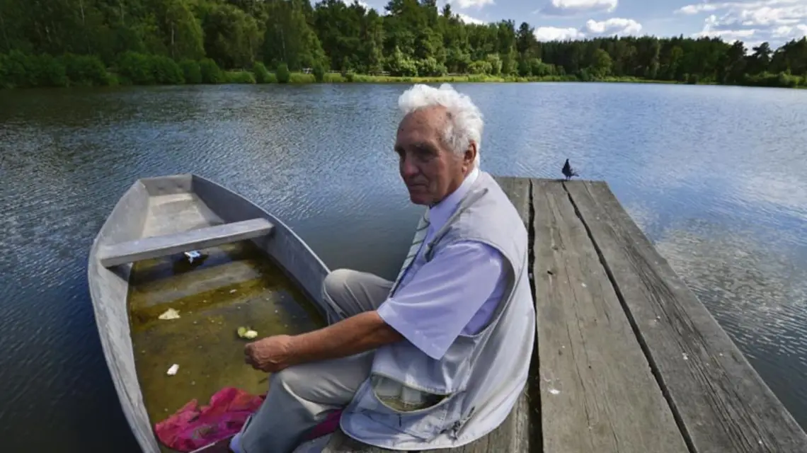 Aleksander Kowalski w swoim gospodarstwie rybackim / Fot. Waldemar Wylegalski