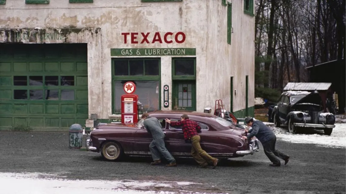 Bohaterowie „W drodze” z trudem docierają do życiodajnej stacji benzynowej... / Fot. Gutekfilm