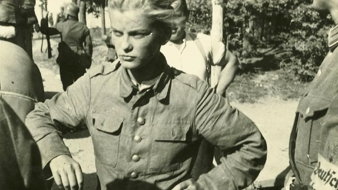 Dziewczyna w polskim mundurze wzięta do niewoli w 1939 r., w otoczeniu Niemców. Zdjęcie wykonał fotograf z tzw. kompanii propagandowej Wehrmachtu. Nie wiadomo, gdzie wykonano zdjęcie, jak nazywała się dziewczyna i jakie były jej dalsze losy. / Fot. archiwum IPN