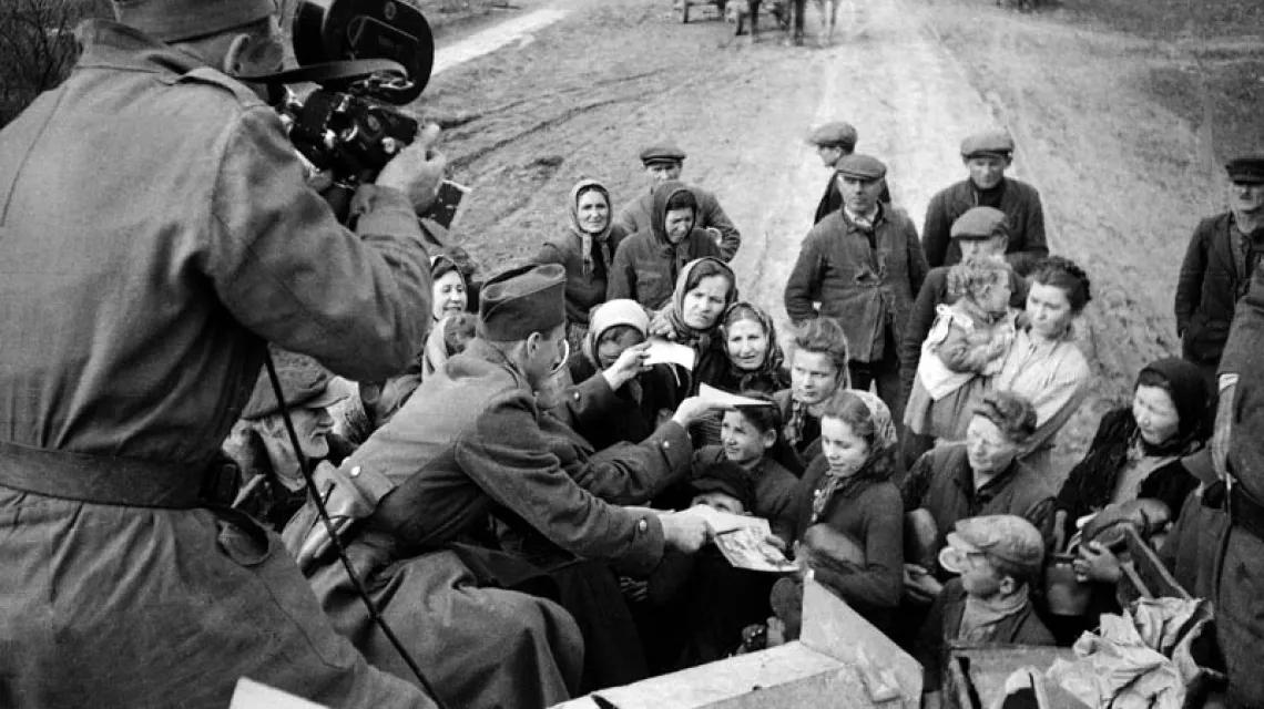 Przedstawiciele nowych władz i mieszkańcy wsi, rok 1947. / Fot. Archiwum Szczecińskich / East News