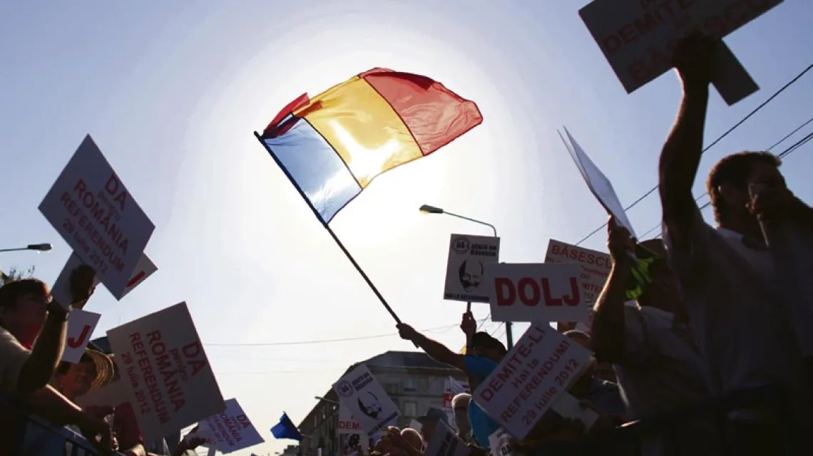 Zwolennicy premiera Rumunii Victora Ponty żądają ustąpienia prezydenta Traiana Băsescu; miasto Krajowa, 20 lipca 2012 r. / Fot. Radu Sigheti / Reuters / East News