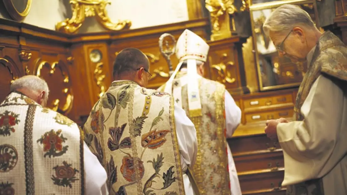 Od lewej: ks. Mieczysław Turek, bp Grzegorz Ryś, kard. Stanisław Dziwisz i ks. Adam Boniecki. Msza święta w 10. rocznicę śmierci Jerzego Turowicza, kościół Świętej Anny, Kraków, 27 stycznia 2009 r. / Fot. Grażyna Makara