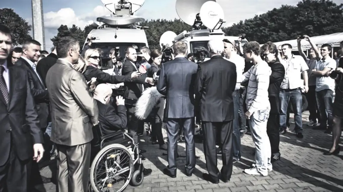 Premier odwiedza swoim „Tuskobusem” fabrykę Samsunga we Wronkach, 22 września 2011 r. / Fot. Marcin Kaliński